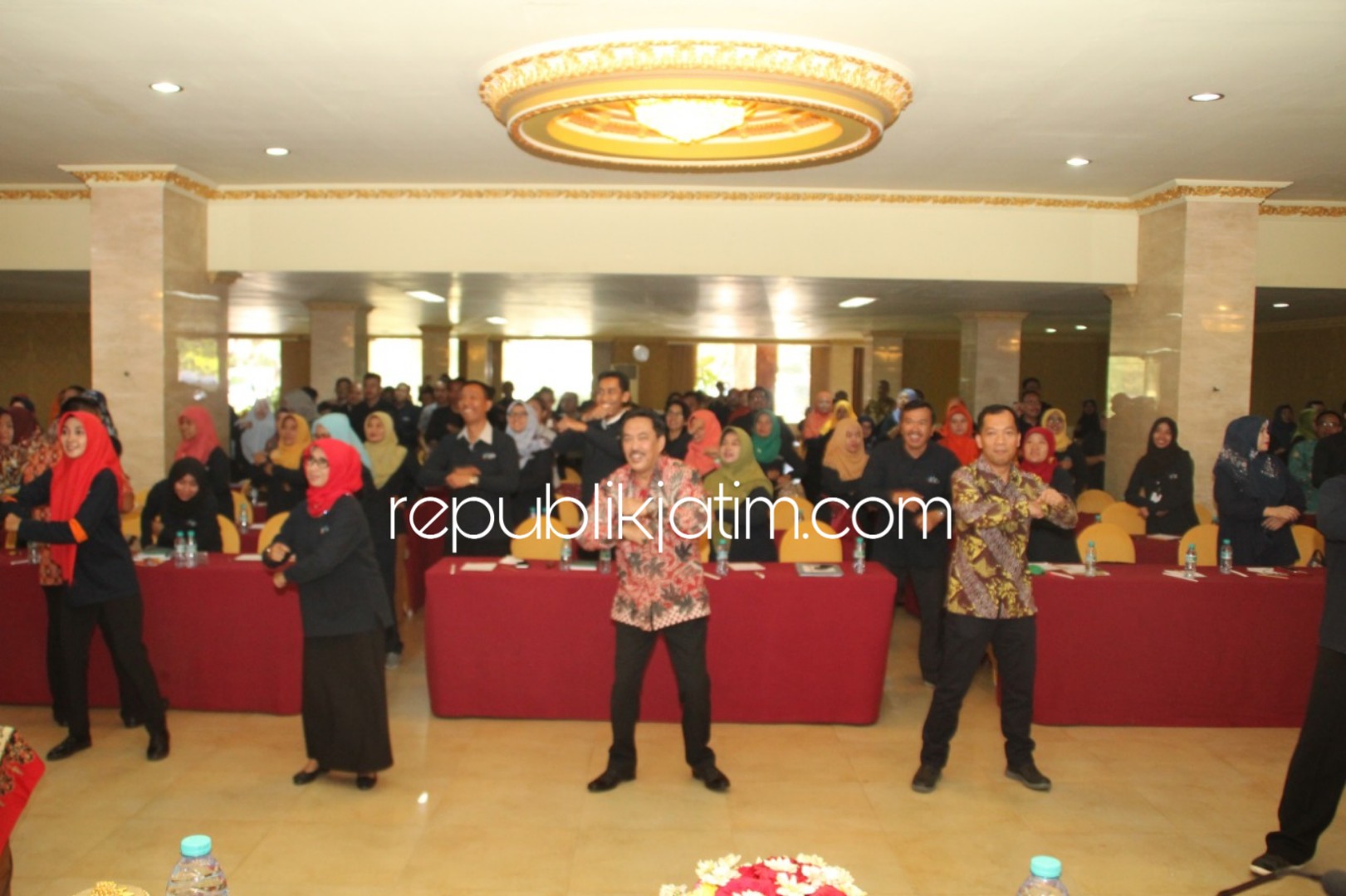 BUKA - Wabup Sidoarjo, Nur Ahmad Syaifuddin membuka acara Germas Pekerja yang digelar Pemkab Sidoarjo kepada beberapa perusahaan dan seluruh Puskesmas serta Organisasi Perangkat Daerah (OPD) di Hotel Utami Juanda Sidoarjo, Kamis (06/09/2018).