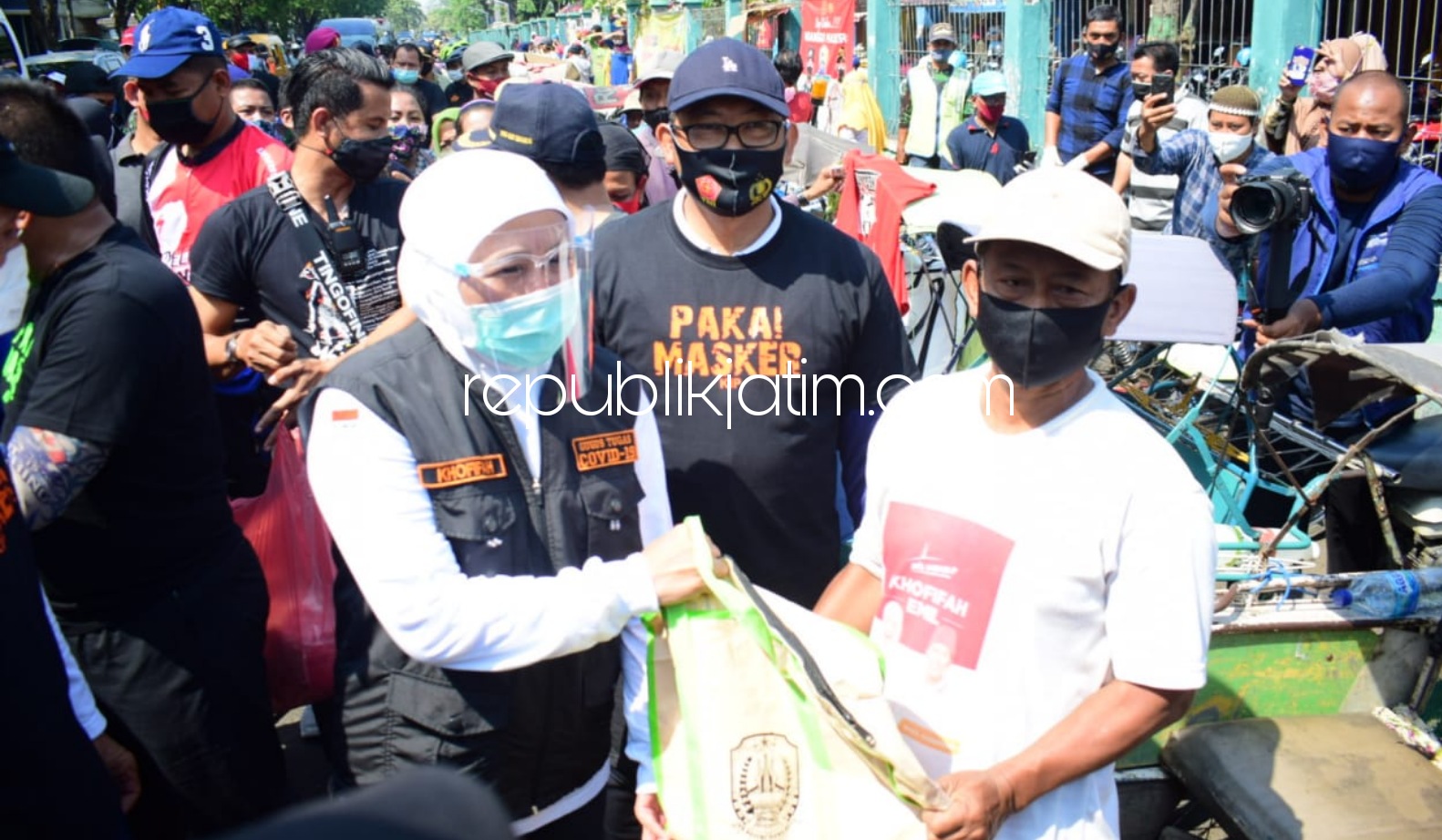 BAGIKAN MASKER - Gubernur Jatim, Khofifah Indar Parawansa membagikan masker sambil gowes bersama Forkopimda Sidoarjo, Minggu (06/09/2020).