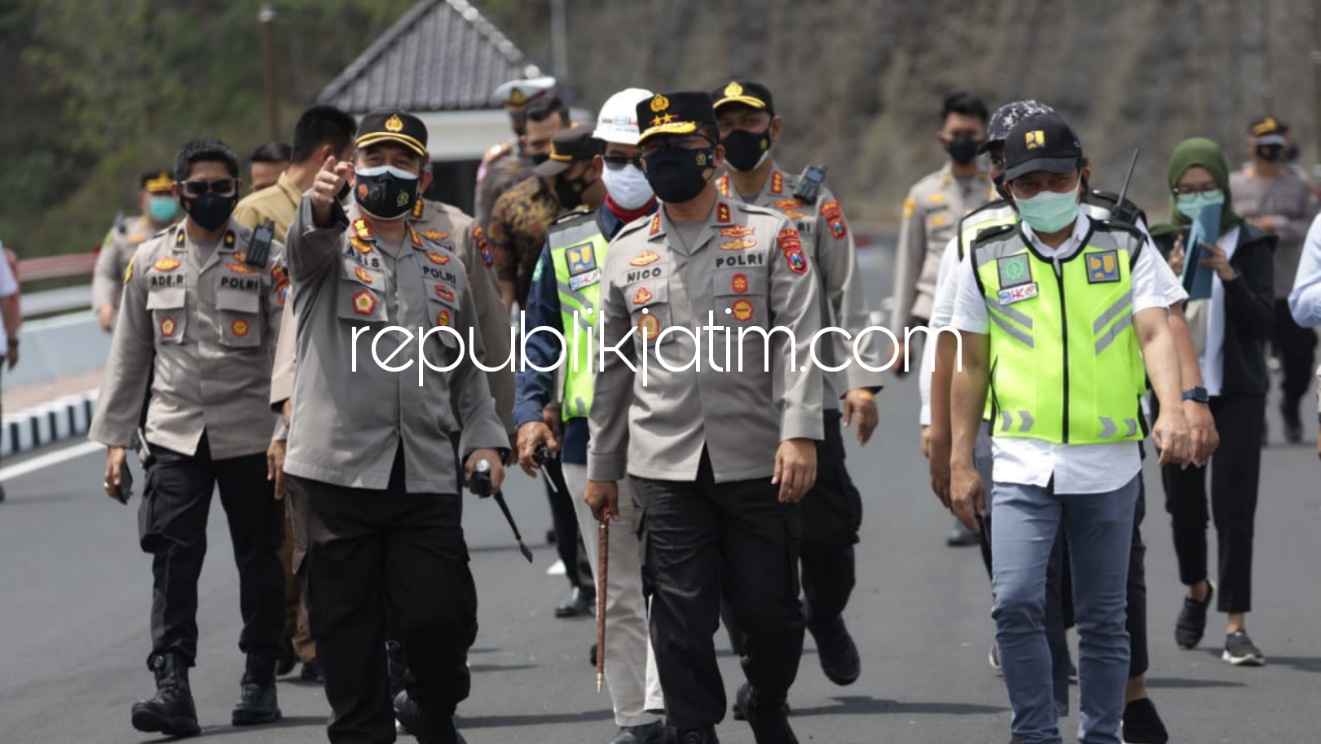 CEK LOKASI - Kapolres Ponorogo AKBP Mochamad Nur Azis saat mendampingi Kapolda Jatim Irjen Pol Nico Afinta mengecek lokasi Bendungan Bendo dan Ponpes Duri Sawoo, Kecamatan Sawoo, Ponorogo sehari menjelang kunjungan Presiden RI Jokowi, Senin (06/09/2021).