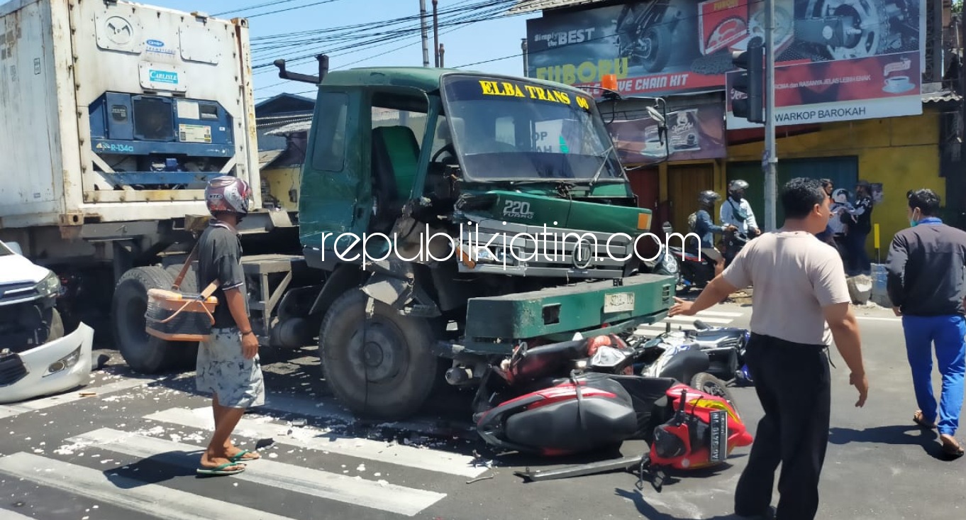 TERLINDAS - Sebanyak 7 motor dan 2 mobil diseruduk truk trailer hingga menyebabkan motor terlindas dan 6 korban terluka dalam kecelakaan beruntun di Lampu Merah Geluran, Kecamatan Taman, Sidoarjo, Minggu (06/09/2020).