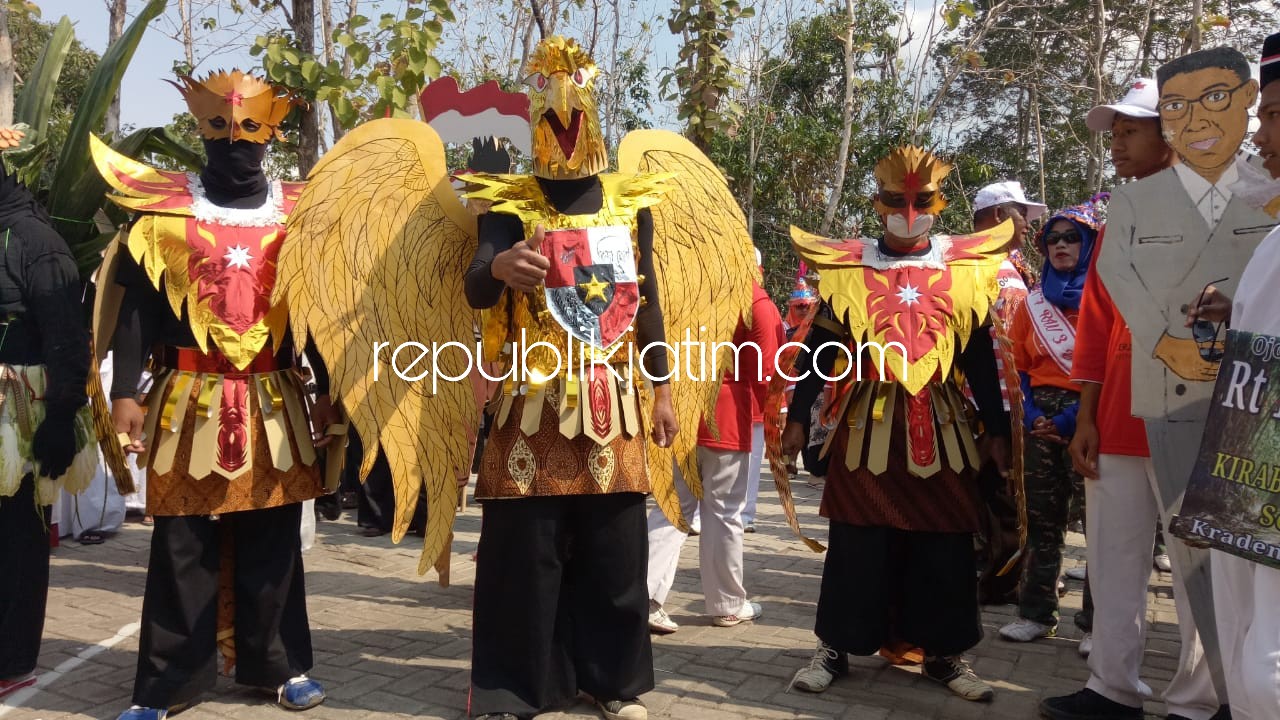 KIRAB - Ribuan warga Desa Kradenan, Kecamatan Jetis, Ponorogo mengikuti kirab budaya untuk memperingati HUT RI ke 73, Rabu (05/09/2018).