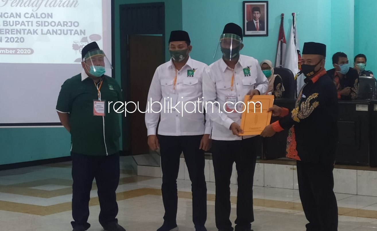 LENGKAP - Ketua KPU Sidoarjo, M Iskak menyerahkan berita acara tanda terima berkas pencalonan Paslon Bupati Ahmad Muhdlor Ali (Gus Muhdlor) dan Wakil Bupati Subandi usai berkas diverifikasi dan dinyatakan lengkap, Minggu (06/09/2020) malam.