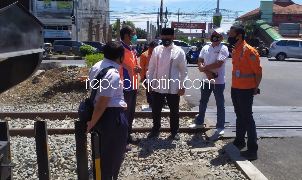 CEK - Cabup Bambang Haryo Soekartono (BHS) didampingi para pejabat PT KAI Daop VIII Surabaya mengecek infrastruktur perlintasan sebidang di Desa Banjarkemantren, Kecamatan Buduran, Sidoarjo, Senin (07/09/2020).