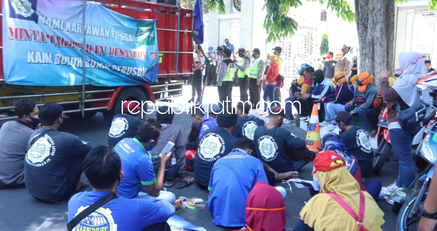 DEMO - Ratusan buruh korban Pemutusan Hubungan Kerja (PHK) meluruk kantor DPRD Sidoarjo menuntut jatah Bantuan Langsung Tunai (BLT) dijaga ketat polisi dan ditemui Ketua DPRD Sidoarjo, Usman, Senin (07/09/2020). 