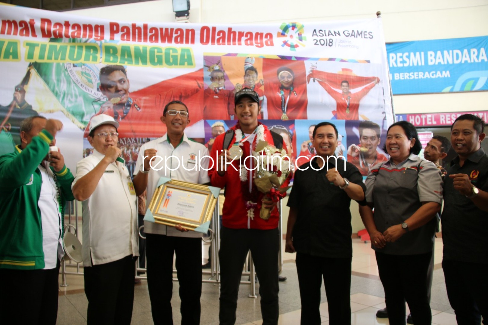 DISAMBUT - Pengurus KONI Sidoarjo, Kepala Dinas Pemuda Olahraga dan Pariwisata, dan Pengkab PBVSI Sidoarjo menyambut kedatangan pemain voli pantai Mohammad Ashfiya, di bandara Internasional Juanda, Sidoarjo, Rabu (05/09/2018) malam.