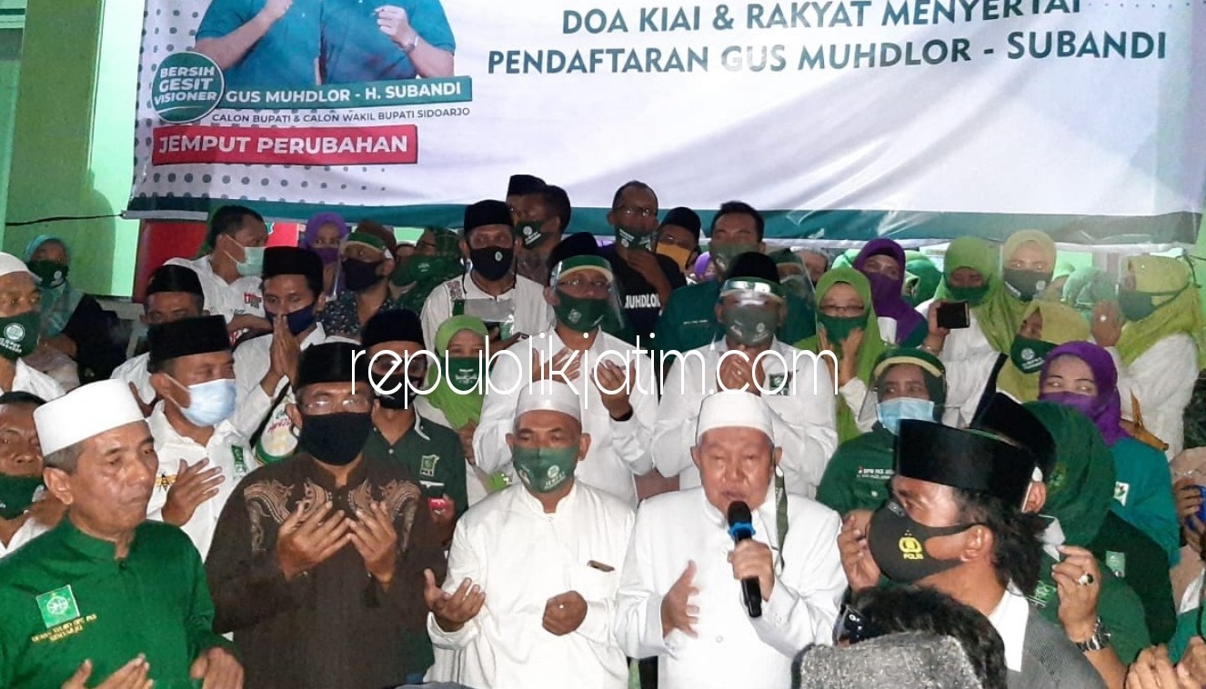 DOA BERSAMA - Ratusan pendukung dan simpatisan Paslon Bupati Ahmad Muhdlor Ali (Gus Muhdlor) dan Wakil Bupati Subandi didoakan para kiai di depan Kantor DPC PKB Sidoarjo sebelum berangkat ke KPU Sidoarjo, Minggu (06/09/2020) malam.