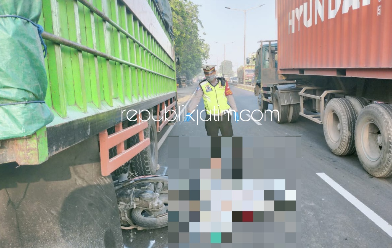 TEWAS - Seorang pengendara motor, Imam Wahyudi (26) warga Warugunung, Karangpilang, Kota Surabaya tewas setelah motor yang dikendarainya menabrak truk parkir yang ganti ban di JL Raya Desa Trosobo, Kecamatan Taman, Sidoarjo, Selasa (08/09/2020).