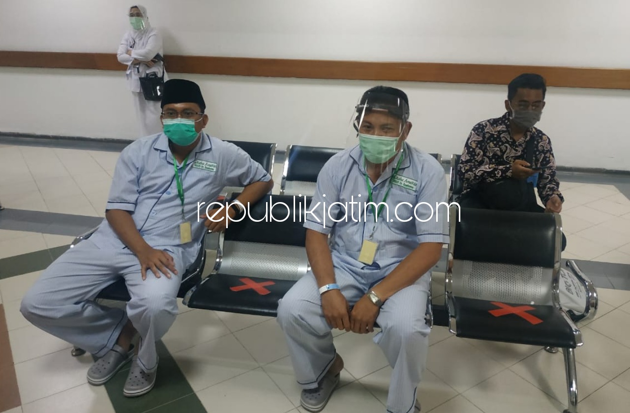 TES KESEHATAN - Cabup Sidoarjo, Ahmad Muhdlor Ali (Gus Mudlor) saat pemeriksaan kesehatan hari kedua di RSU dr Soetomo, Surabaya setelah lolos hasil tes usap (swab test) di hari pertama kemarin, Selasa (08/09/2020).
