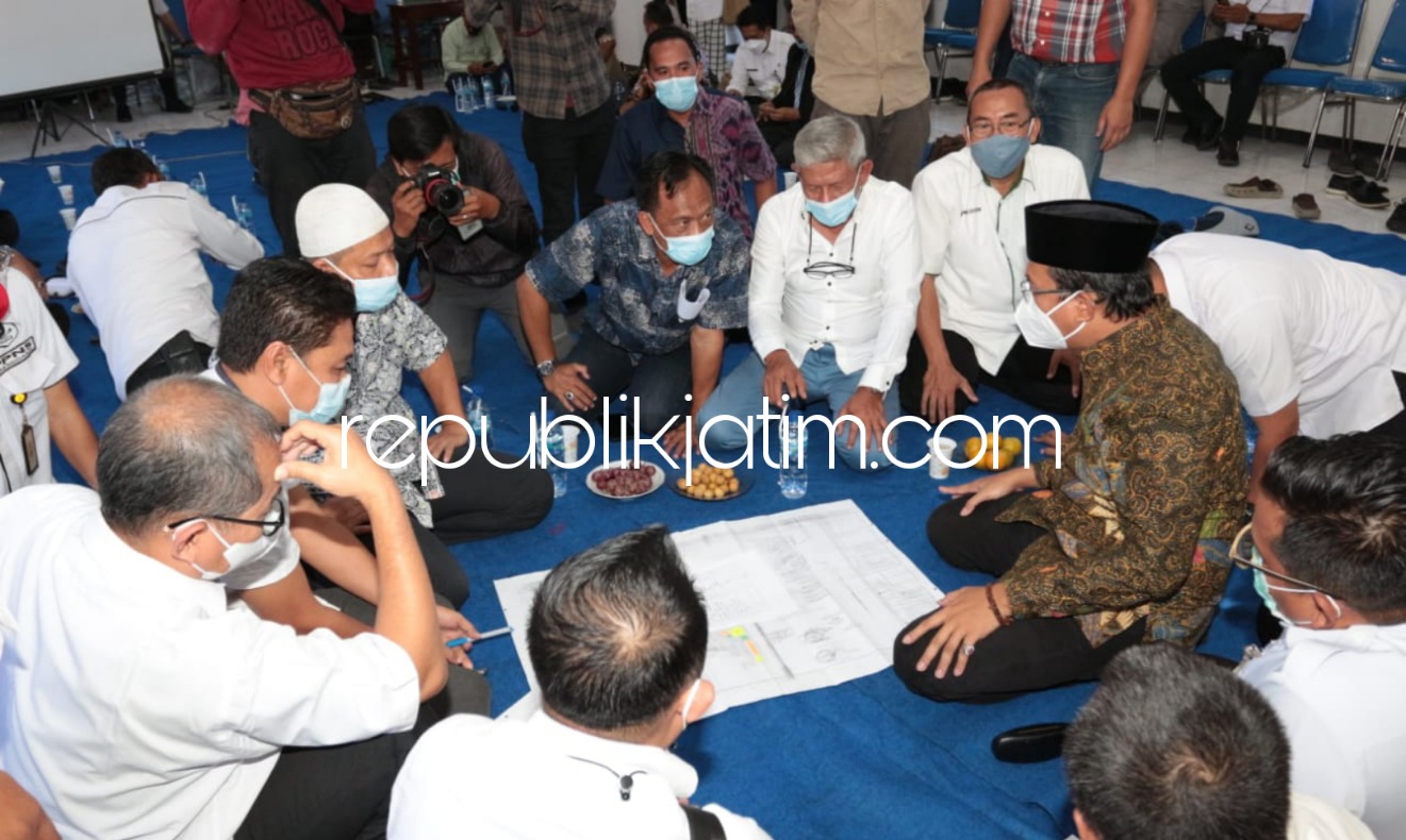 MEDIASI - Bupati Sidoarjo, Ahmad Muhdlor Ali (Gus Muhdlor) memediasi sengketa lahan makam warga Perumahan Makarya Binangun, Desa Janti, Kecamatan Waru, Sidoarjo lantaran selama ini sengketa tak kunjung selesai, Rabu (08/09/2021).