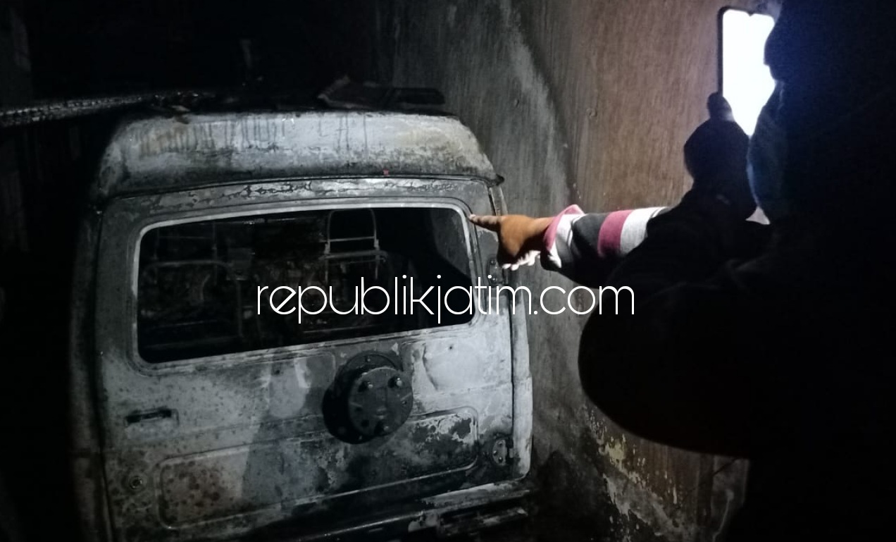 TERBAKAR - Kondisi rumah Abdul Jamil (40) warga Desa Kebogoyang, Kecamatan Jabon, Sidoarjo saat terbakar bersama mobil Katana dan motor KLX yang ludes terbakar, Senin (07/09/2020) petang.