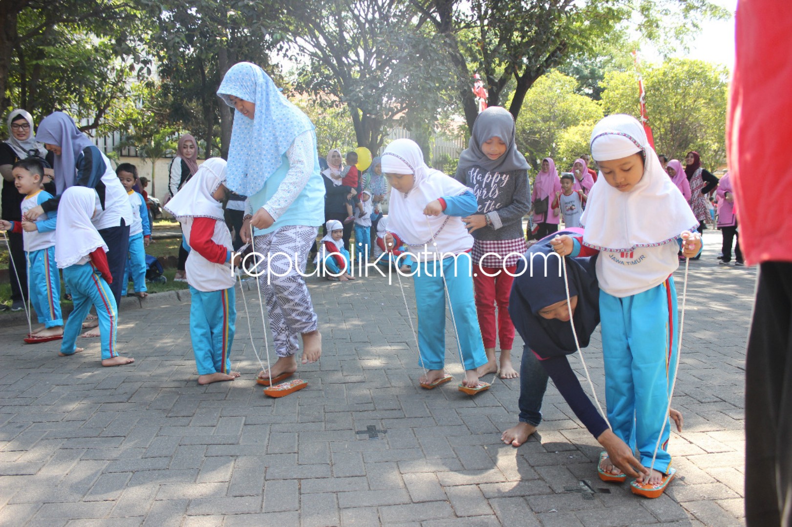 PESTA OLAHRAGA - Putra putri, orangtua, dan guru KB- TK Al Muslim Wadungasri, Kecamatan Waru, Sidoarjo meramaikan acara Pesta Olahraga Keluarga yang digelar menyambut Tahun Baru Islam 1440 Hijriyah, Sabtu (08/09/2018).