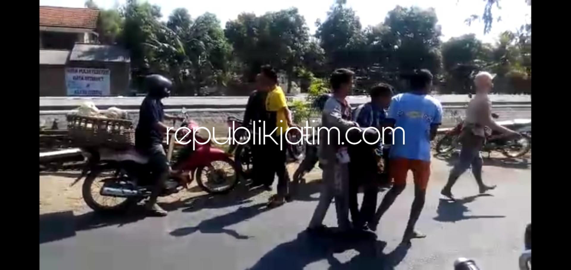 TERTANGKAP - Pelaku penjambretan, Ahmadi (33) warga Desa Alang-alang, Kecamatan Tranggeh, Bangkalan, Madura jatuh tersungkur dan nyaris menjadi lebih bulan-bulanan warga di Perempatan Desa Candinegoro, Kecamatan Wonoayu, Sidoarjo, Jumat (07/09/2018).