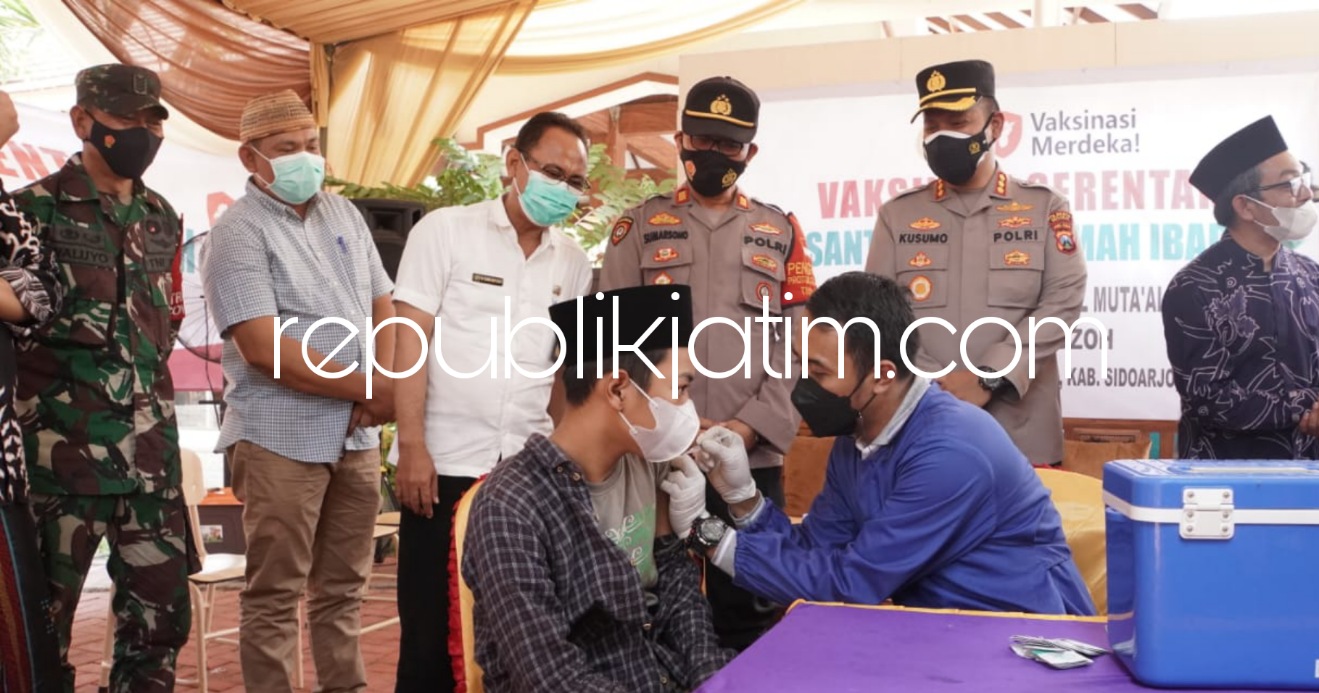 VAKSIN - Kapolresta Sidoarjo Kombes Pol Kusumo Wahyu Bintoro, PJU, jajaran Kodim 0816, puskesmas dan Forkopimka di Ponpes Roudlotul Muta’alimat III Al Machfudzoh, Kedungcangkring, Jabon dan di Klenteng TITD Tjong Hok Kiong, Rabu (08/09/2021).