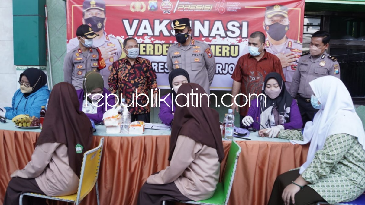 VAKSIN - Kapolresta Sidoarjo Kombes Pol Kusumo Wahyu Bintoro memantau proses vaksinasi di MTs Bilingual Muslimat NU, Sidoarjo dengan jumlah 600 dosis, Kamis (09/09/2021). 
