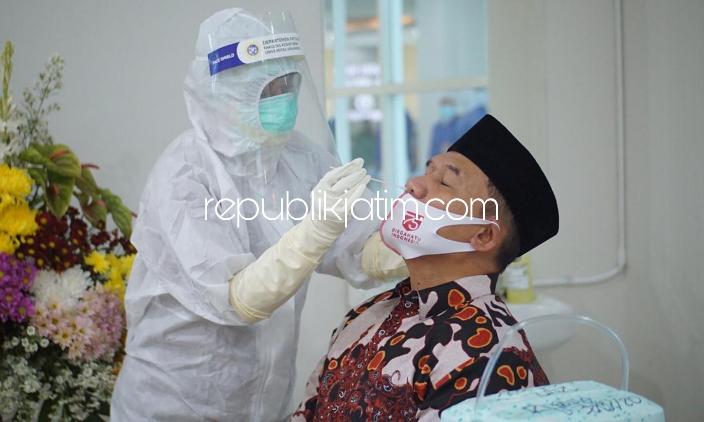 TES KESEHATAN - Paslon Bacabup Bambang Haryo Soekartono (BHS) dan Bacawabup M Taufiqulbar menyelesaikan serangkaian tahapan tes kesehatan di RSU dr Soetomo, Surabaya tanpa mengalami kendala apa pun, Rabu (09/09/2020).