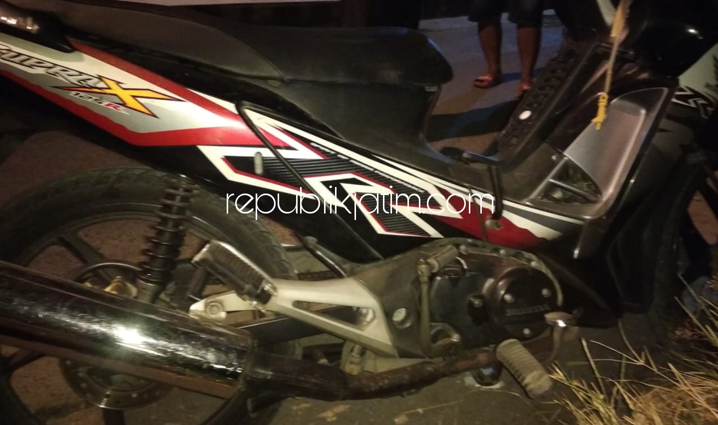 TEWAS - Barang bukti motor Honda Supra X bernopol L 4125 UI yang dikendarai korban Zainal Abidin Basalamah (55) warga Kalimas Madya, Pabean Cantikan, Surabaya yang kecelakaan tunggal di JL Raya Sidodadi, Taman, Sidoarjo, Selasa (08/09/2020) malam.