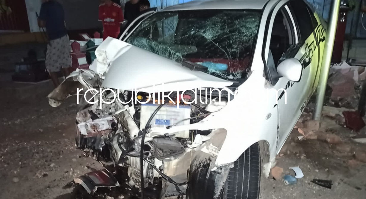 RINGSEK - Mobil Toyota Vios warna putih tambak ringsek bagian depan kanan usai menabrak pohon di pinggir JL Raya Ponorogo-Trenggalek, tepat di depan Polsek Sawoo, Kamis (09/09/2021) dini hari hingga menyebabkan 2 korban dilarikan ke rumah sakit.