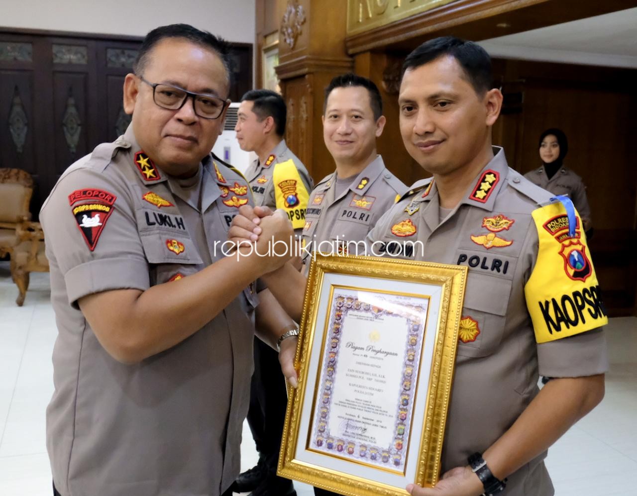 PENGHARGAAN - Kapolda Jatim, Irjen Pol Luki Hermawan memberi penghargaan kepada tiga Kapolres jajaran Polda Jatim yang diserahkan dalam apel di Mapolda Jatim, Senin (09/09/2019).