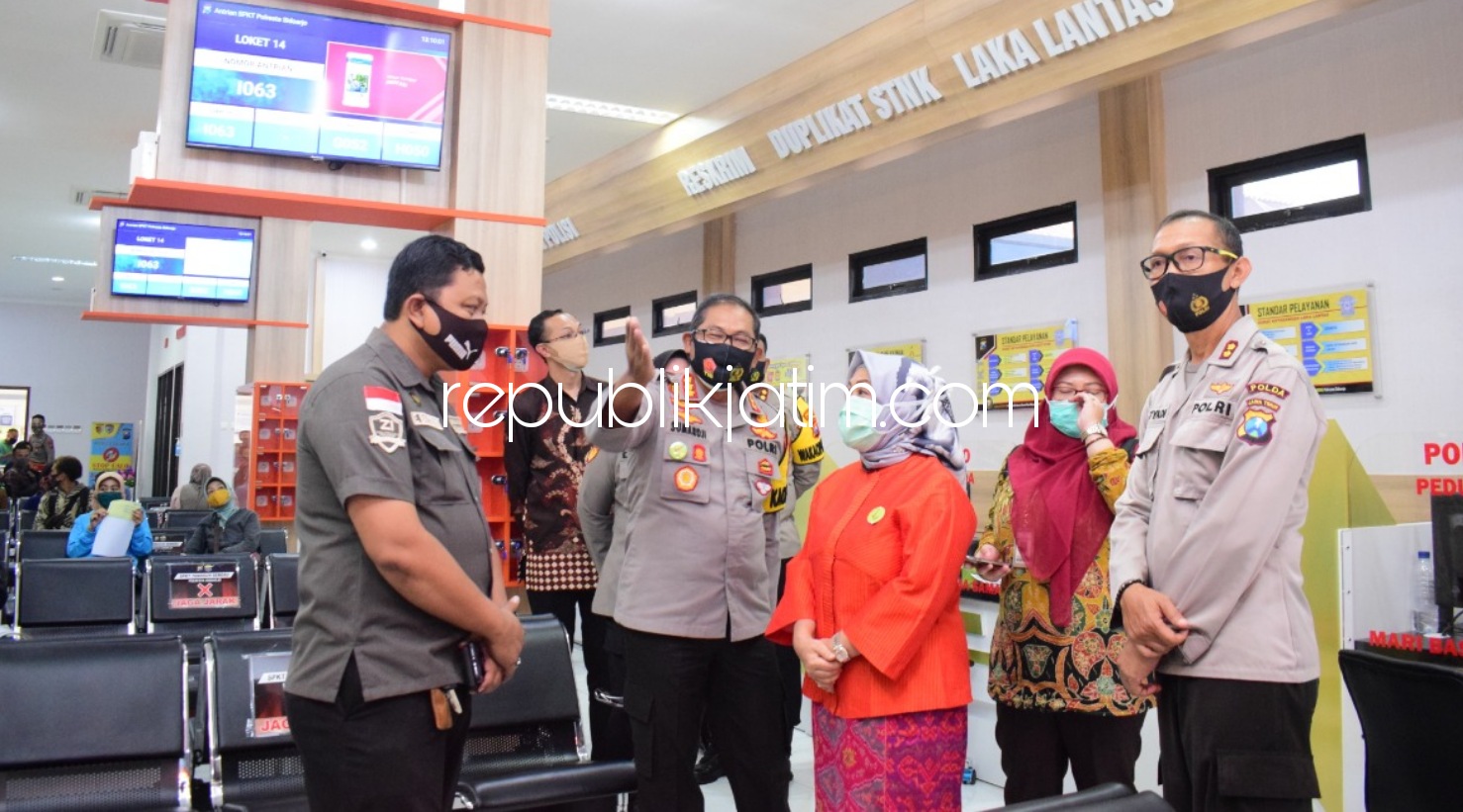 KUNJUNGAN - Deputi Bidang Pelayanan Publik Kementerian Pendayagunaan Aparatur Negara dan Reformasi Birokrasi (PANRB), Diah Natalisa kunjungan kerjanya ke Polresta Sidoarjo didampingi Kapolresta Sidoarjo Kombes Pol Sumardji, Kamis (10/09/2020).