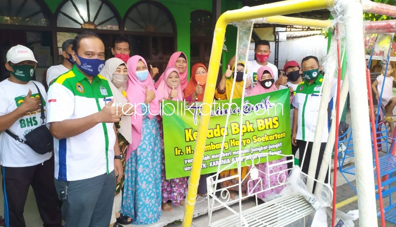 BANTUAN - Ketua Tim Pemenangan Cabup BHS, Wahyudin menyerahkan bantuan 2 unit mainan ayunan untuk TK Karunia Ilmu serta cat dan perelatan serta lampu PJU untuk perawatan Jembatan Kedungboto, Kelurahan/Kecamatan Taman, Sidoarjo, Kamis (10/09/2020) sore.