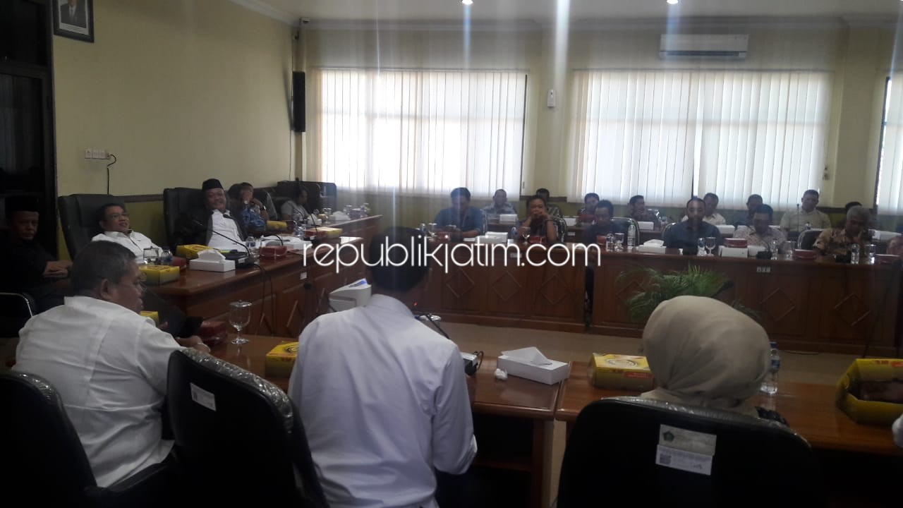 HEARING - Puluhan perwakilan warga Perum Nirwana Asri, Desa Kemasan, Kecamatan Krian, Sidoarjo mengikuti hearing dengan para pimpinan dan anggota DPRD Sidoarjo soal pembangunan TPST di depan perumahan itu, Rabu (11/09/2019).