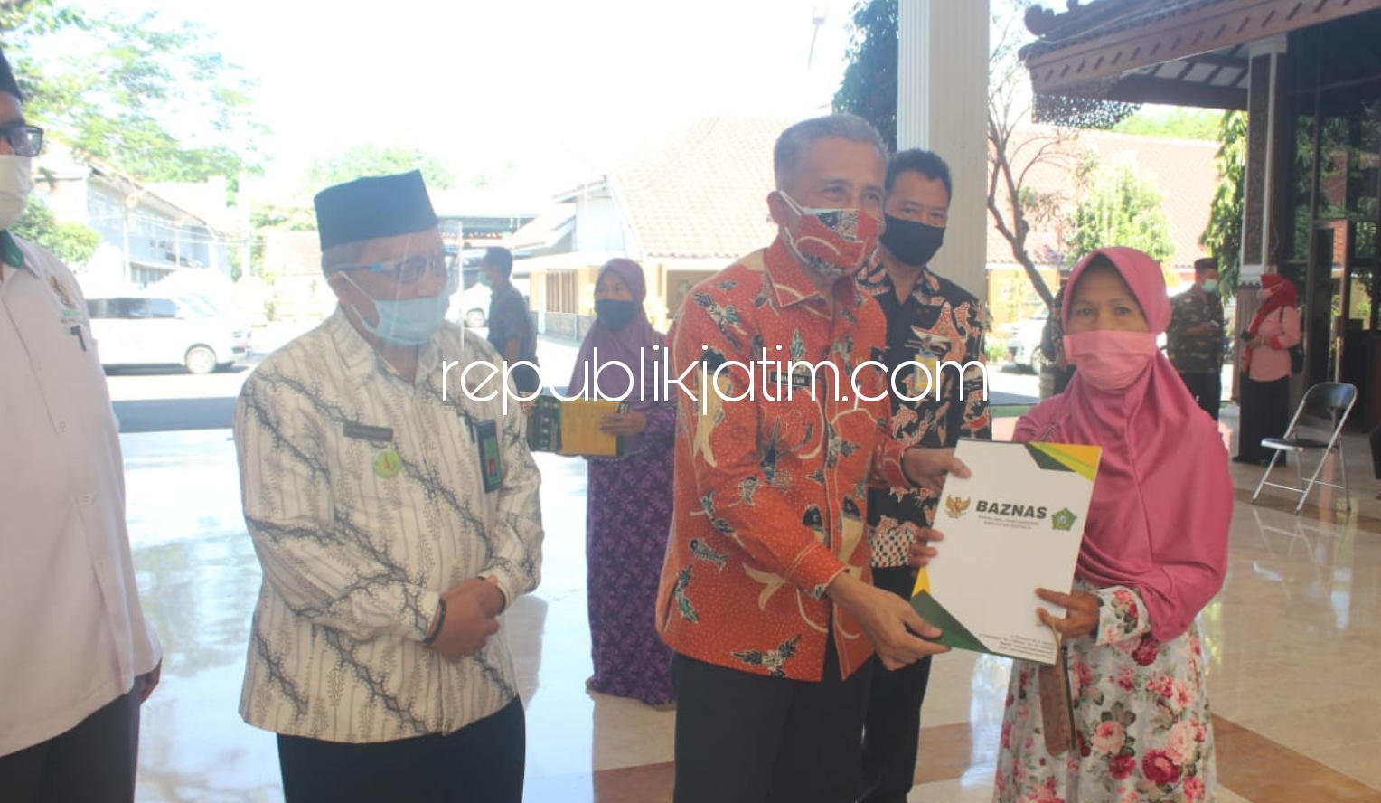 SERAHKAN BANTUAN - Plh Bupati Sidoarjo, Achmad Zaini menyerahkan bantuan Badan Amil Zakat Nasional (Baznas) Sidoarjo senilai Rp 240 juta kepada 260 lebih fakir miskin di Pendopo Delta Wibawa, Kamis (10/09/2020).