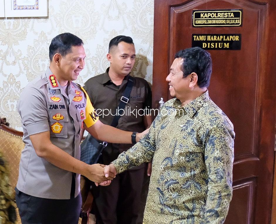 SILATURRAHMI - Ketua PD Muhammadiyah, Masyhud bersama pengurus lainnya bersilaturrahmi dengan Kapolresta Sidoarjo, Kombes Pol Zain Dwi Nugroho di kantornya, Rabu (11/09/2019).
