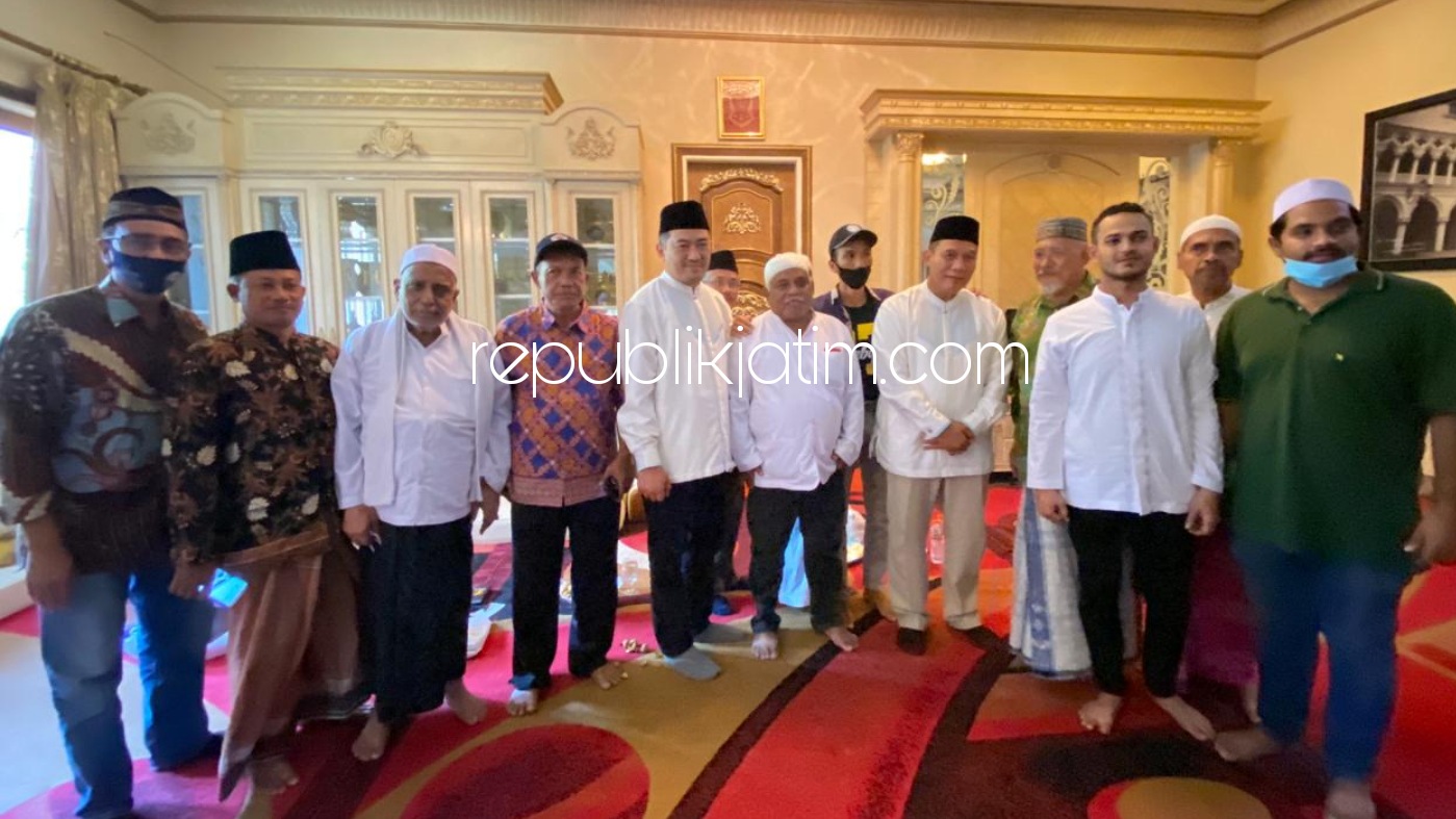 SILATURRAHMI - Pasangan Calon (Paslon) Bambang Haryo Soekartono (BHS) dan M Taufiqulbar bersilaturrahmi dengan sejumlah tokoh masyarakat Sidoarjo sebelum jumpa pers soal latar belakangnya di Media Center BHS JL Diponegoro, Sidoarjo, Sabtu (12/09/2020).