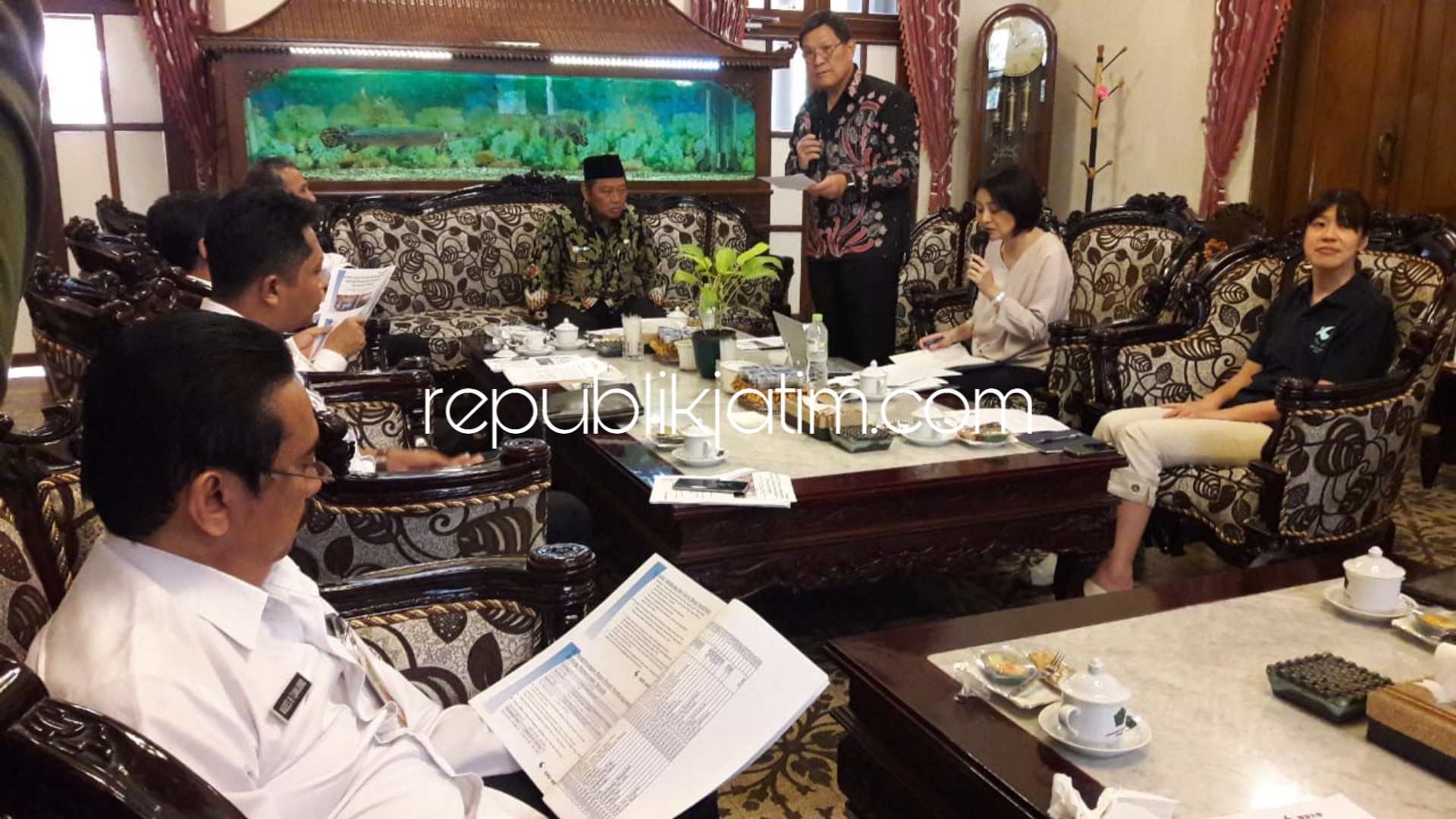 PAPARAN - Tim Toyo University Jepang memaparkan sistem pembangunan gedung terpadu dan RSUD dengan sistem KPBU dihadapan Bupati Sidoarjo, Saiful Ilah dan para Kepala OPD di Pendopo, Pemkab Sidoarjo, Rabu (12/09/2018).