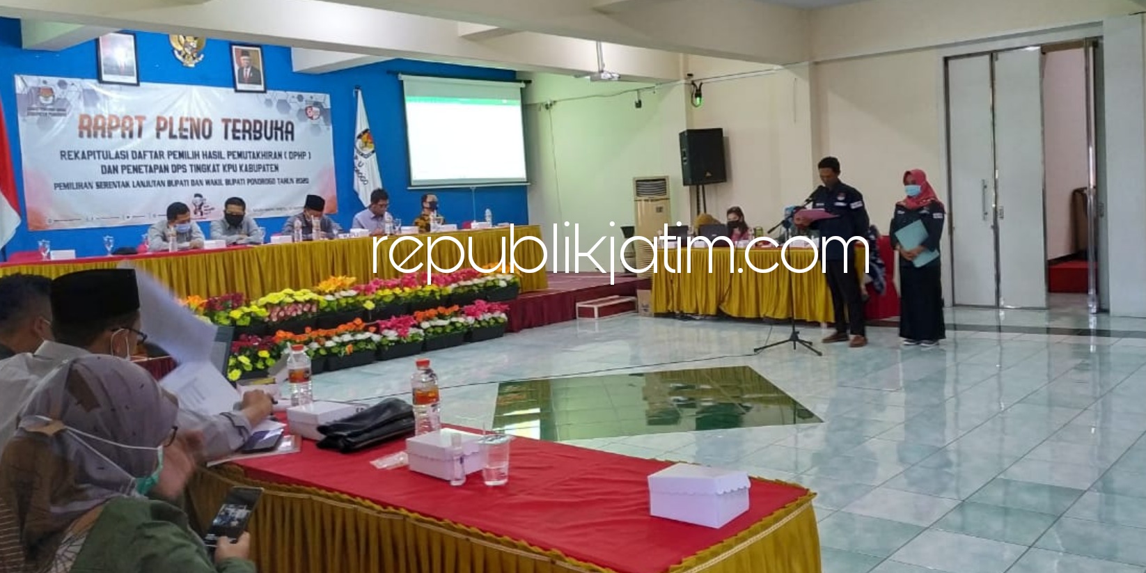 PLENO - KPU Ponorogo menggelar rapat pleno penetapan Daftar Pemilih Sementara (DPS) Pilkada Ponorogo 9 Desember 2020 mendatang di Hotel Gajahmada, Ponorogo, Sabtu (12/09/2020).