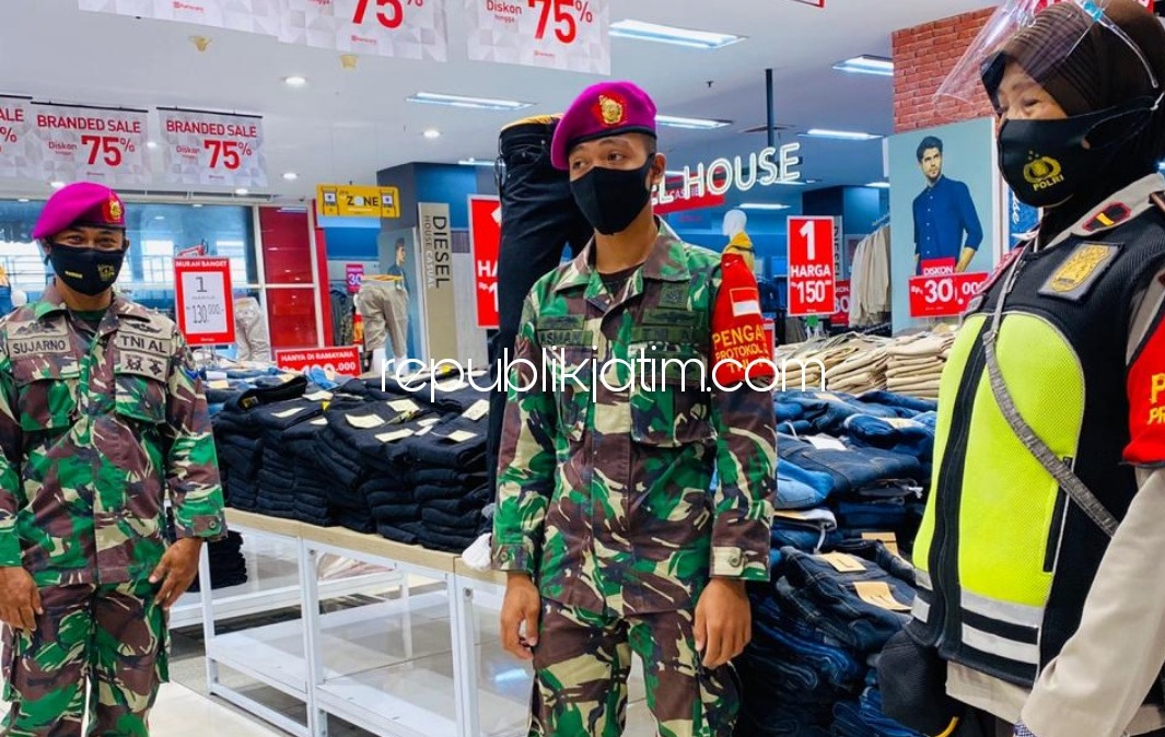 SOSIALISASI - Polwan Polresta Sidoarjo dan TNI security mall bersiaga di pintu masuk maupun keluar serta beberapa petugas gabungan masuk ke mall untuk terus mengingatkan karyawan dan pengunjung agar selalu mematuhi protokol kesehatan, Sabtu (12/09/2020).