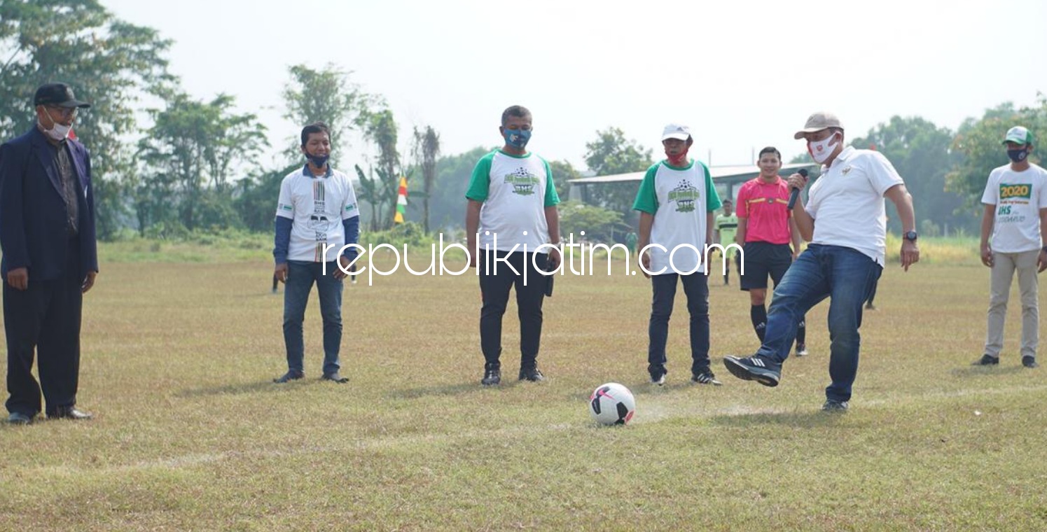PEMBUKAAN - Paslon Bupati Bambang Haryo Soekartono (BHS) dan Wakil Bupati M Taufiqulbar menendang bola tanda dimulainya Turnamen U-17 Piala BHS yang diikuti 32 klub sepakbola se Sidoarjo di Lapangan Semambung, Wonoayu, Sidoarjo, Minggu (13/09/2020).