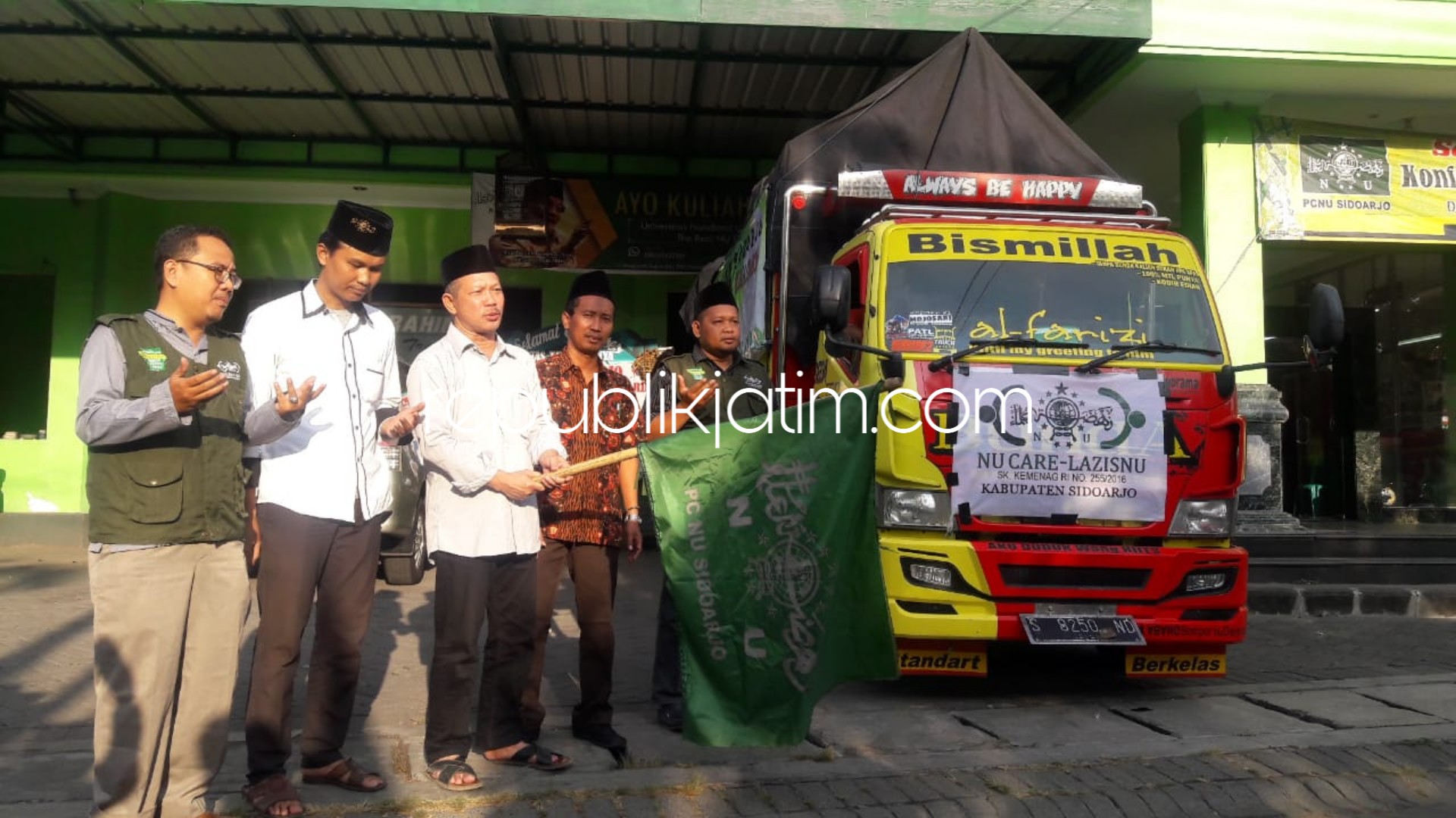 BERANGKATKAN - Wakil Ketua PCNU Sidoarjo, Akhmad Khoiri didampingi Direktur NU Care Lazisnu Sidoarjo, Dodi Diauddin memberangkatkan logistik satu truk yang bakal dikirim untuk korban gempa bumi di Lombok, Kamis (13/09/2018).