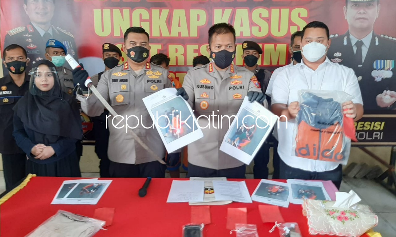 TERTANGKAP - Dua pemuda tersangka kasus begal bersenjata Samurai diamankan petugas Satuan Reskrim, Polresta Sidoarjo bersama sejumlah barang buktinya, Senin (13/09/2021) sore.