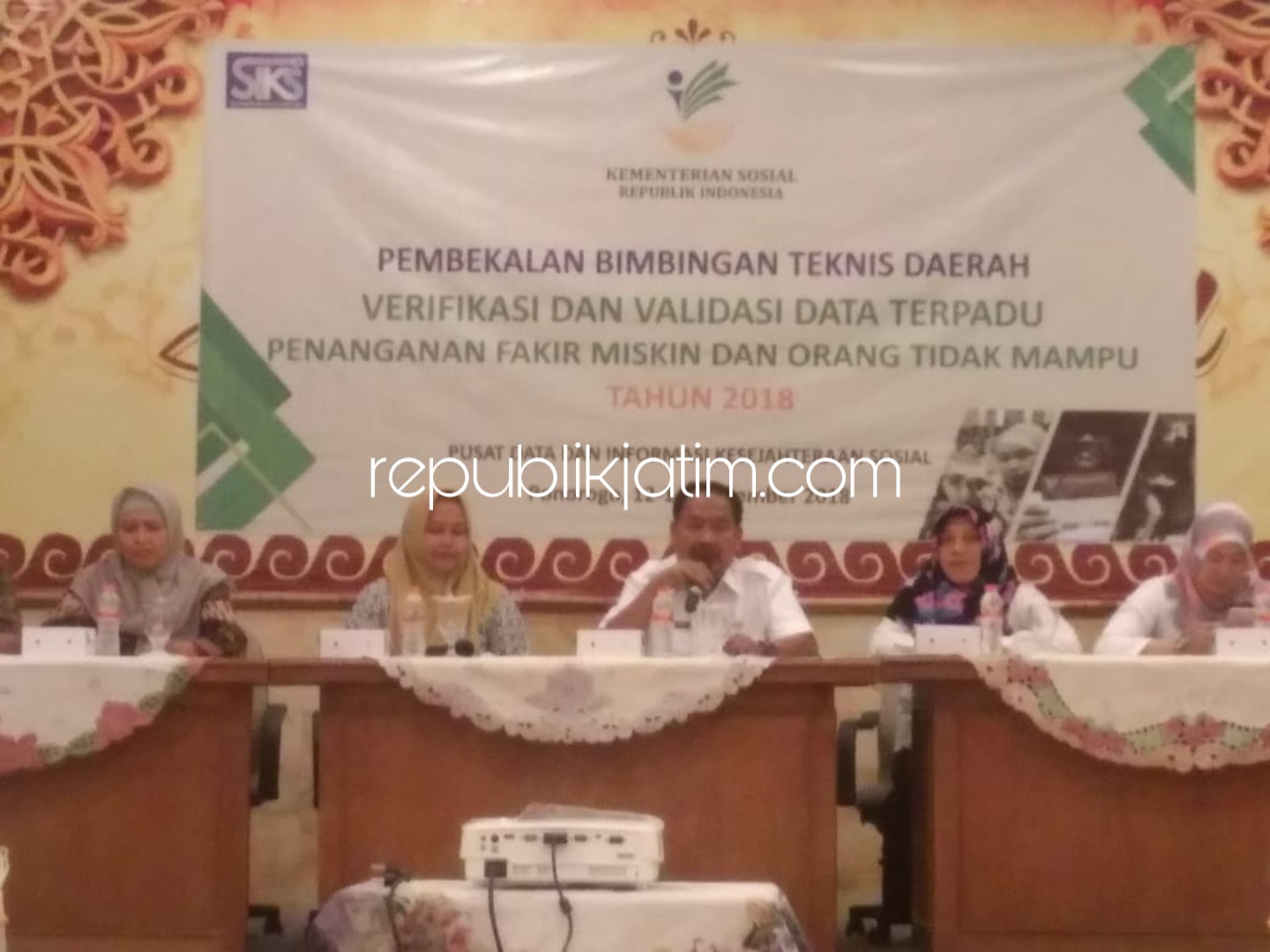 PENYULUHAN - Kepala Dinas Sosial (Dinsos) Pemkab Ponorogo, Sumani membuka acara Bimtek Petugas Pengumpul Data di Hall Hotel Latiban JL KH Ahmad Dahlan, Ponorogo, Kamis (13/09/2018).