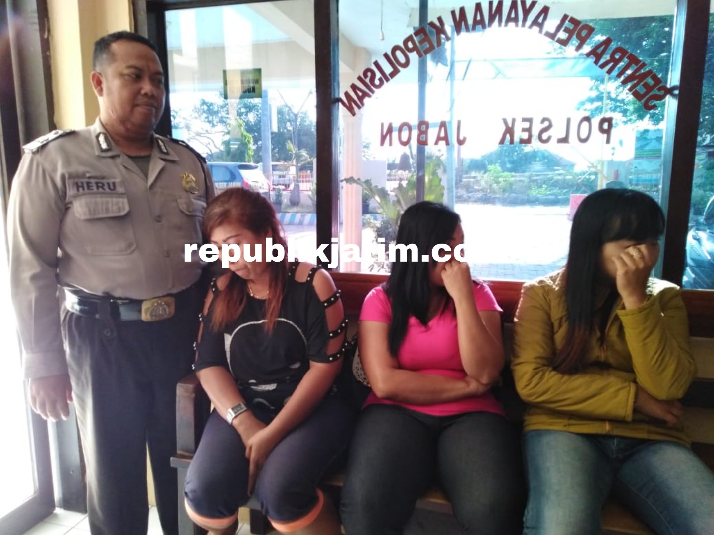 TERTANGKAP - Sebanyak 3 perempuan yang diduga sebagai Pekerja Seks Komersial (PSK) diamankan polisi dari bekas lokalisasi Dusun Tlocor, Desa Kedungpandan, Kecamatan Jabon, Sidoarjo, Kamis (13/09/2018).