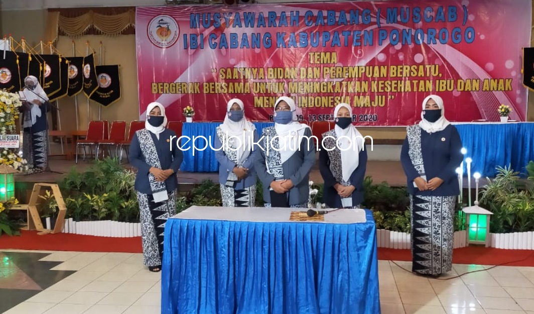 MUSCAB - Lis Suwarni kembali terpilih menjadi Ketua IBI Ponorogo untuk periode 2018-2023 mengalahkan 10 kandidat lainnya dalam Musyawarah Cabang (Muscab) VII di Gedung Sasana Praja JL Diponegoro Ponorogo, Minggu (13/09/2020).