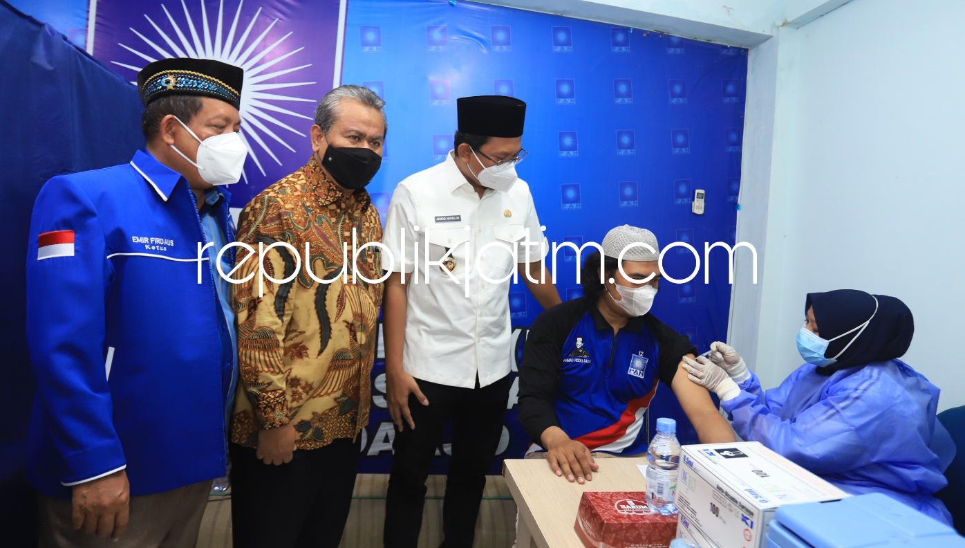 VAKSIN - Bupati Sidoarjo, Ahmad Muhdlor Ali (Gus Muhdlor) didampingi Ketua DPD PAN Sidoarjo, Emir Firdaus dan Ketua Harian DPW PAN Jatim, Achmad Rubai meninjau pelaksanaan vaksinasi 1.100 dosis di kantor DPD PAN Sidoarjo, Senin (13/09/2021).