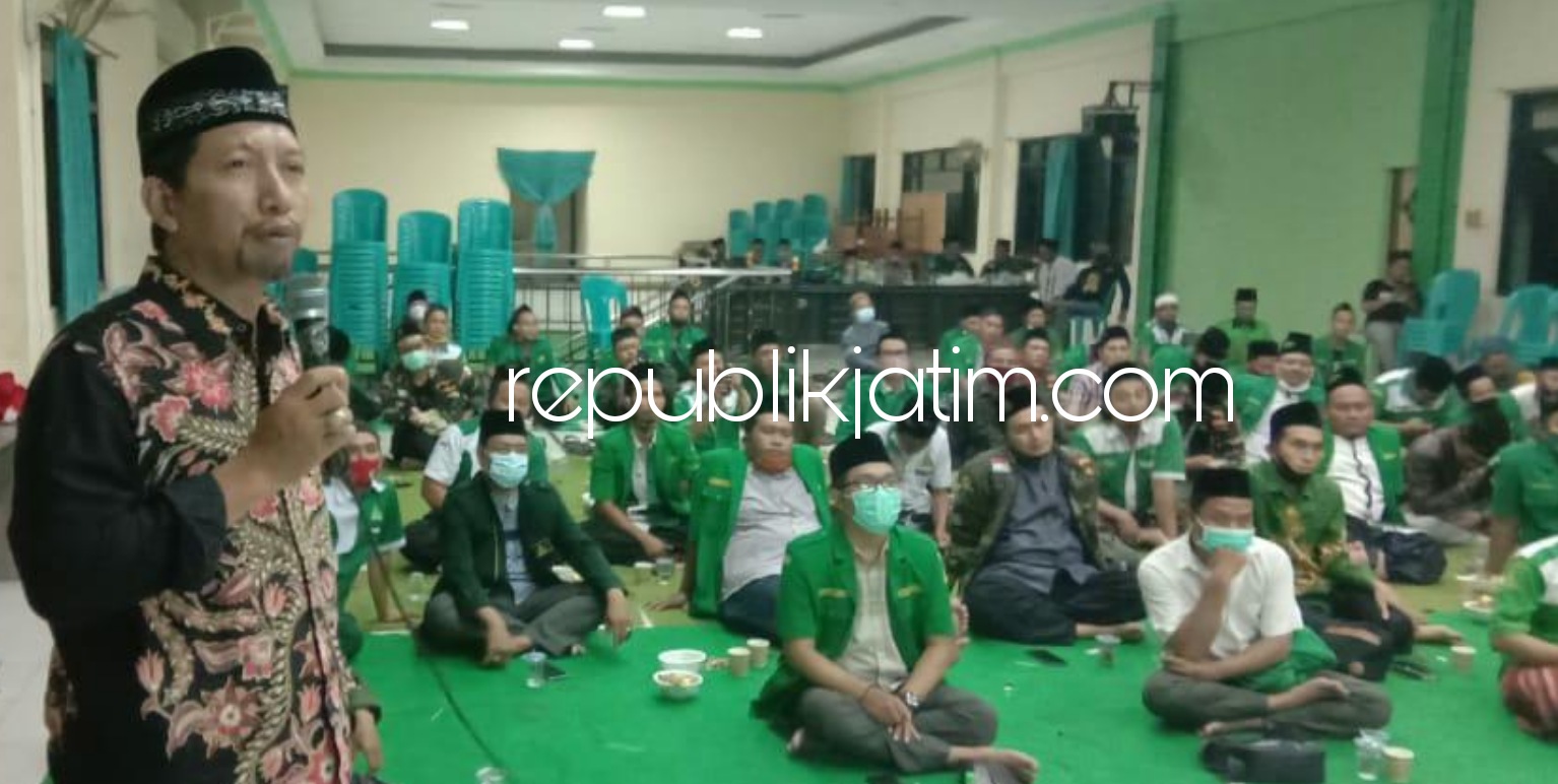 NGAJI PUBLIK - Puluhan Pengurus Anak Cabang Gerakan Pemuda (GP) Ansor Sidoarjo mengikuti ngaji kebijakan publik soal keterlibatan pemuda desa dalam penggunaan Anggaran Dana Desa (ADD) di Aula Kantor PCNU Sidoarjo, Sabtu (12/09/2020) malam.