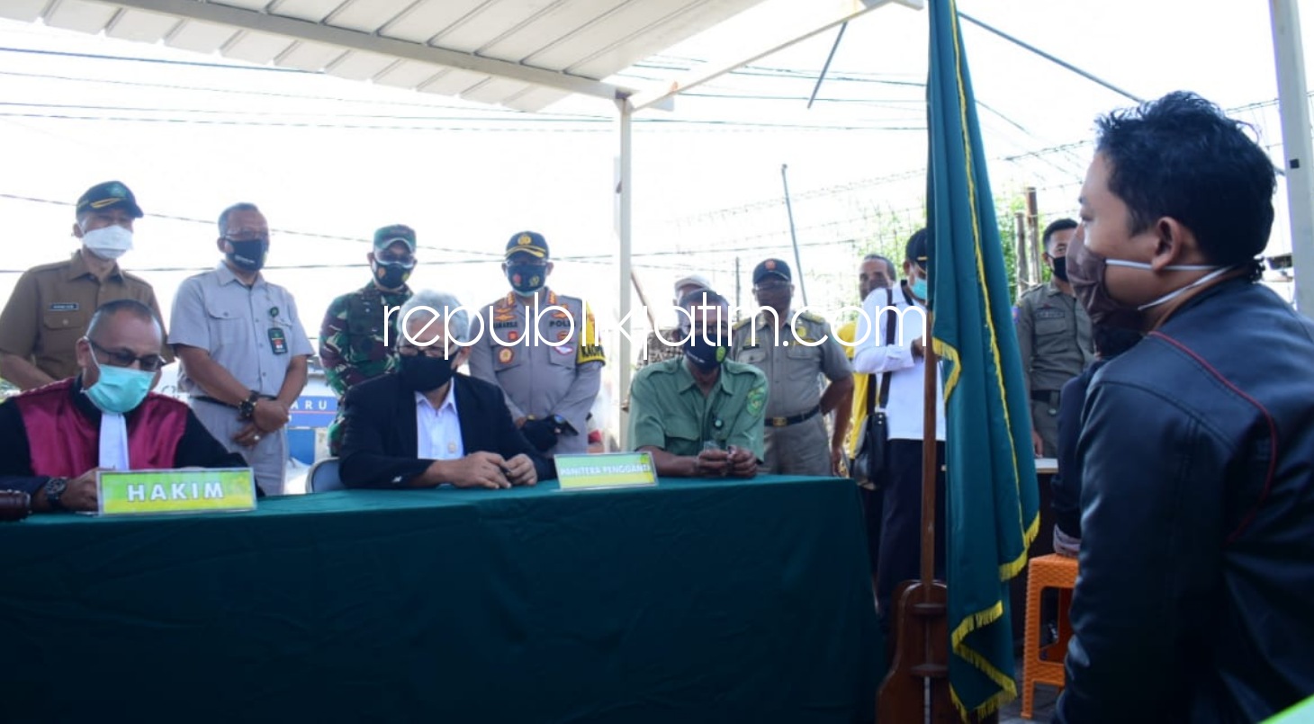 RAZIA - Petugas gabungan TNI, Polri, Satpol PP dan Dishub Sidoarjo merazia penggunaan masker sebagai implementasi Inpres nomor 6 tahun 2020 dengan sidang di tempat dan didenda Rp 500.000, Senin (14/09/2020). 