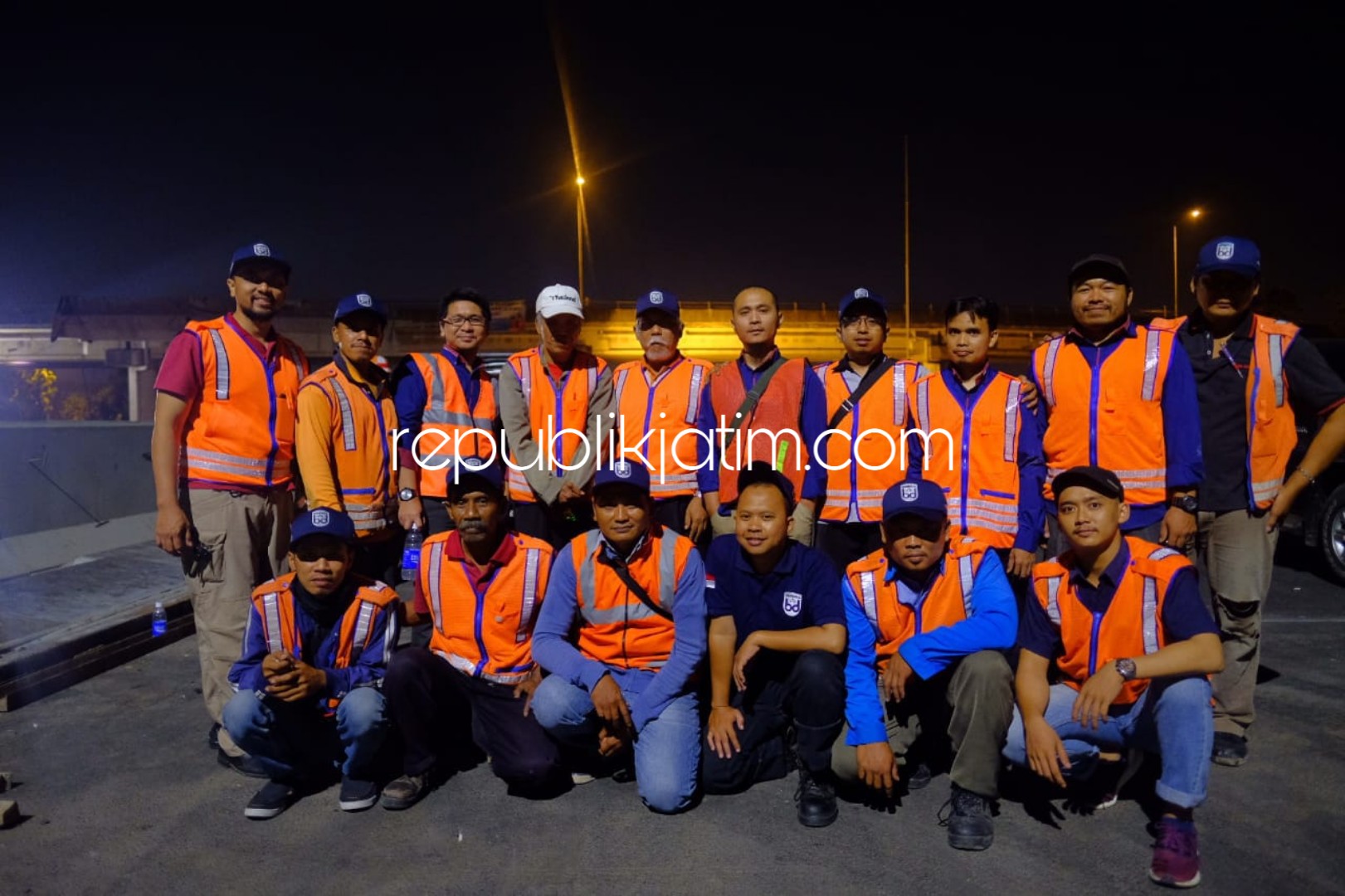 GEMBIRA - Tim Beauty Contest PT Sarana Dwi Makmur (SDM) dengan produk lampu Bandell berhasil mengalahkan kompetitornya Eyelight untuk proses lelang Jasa Marga untuk Tol Surabaya-Gempol di kawasan Porong, Kamis (13/09/2018) malam.