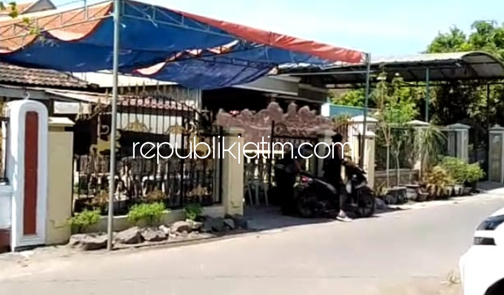 RUMAH KORBAN - Kondisi rumah Jasah (79) purnawirawan Polri yang diduga dibunuh keponakannya di rumahnya di Kelurahan Juwetkenongo, Kecamatan Porong, Senin (14/09/2020) petang. Insert foto pelaku pembunuhan, Heppy Prima (23) warga Kelurahan Mindi.