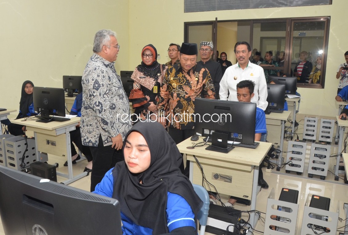 RESMIKAN - BLK Sidoarjo di Desa Janti, Kecamatan Tulangan, Sidoarjo diresmikan Direktur Jenderal Pembinaan, Pelatihan dan Produktivits Kementerian Ketenagakerjaan RI, Bambang Satrio Lelono dan Bupati Sidoarjo, Saiful llah, Jumat (13/09/2019) sore.