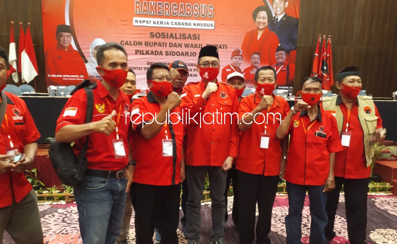 SELFIE - Cabup Sidoarjo, Kelana Aprilianto jadi ajang selfie (berswafoto) para kader PDI Perjuangan Sidoarjo dalam Rakercabsus di Fave Hotel Sidoarjo, Senin (14/09/2020) sore.