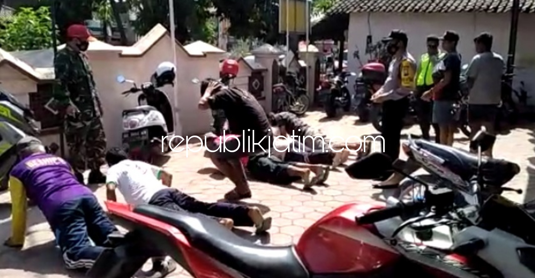 PUSH UP - Belasan warga yang tidak disiplin mengenakan masker terjaring razia tim Trantib Kecamatan Bungkal dihukum push up di kantor kecamatan, Senin (14/09/2020).