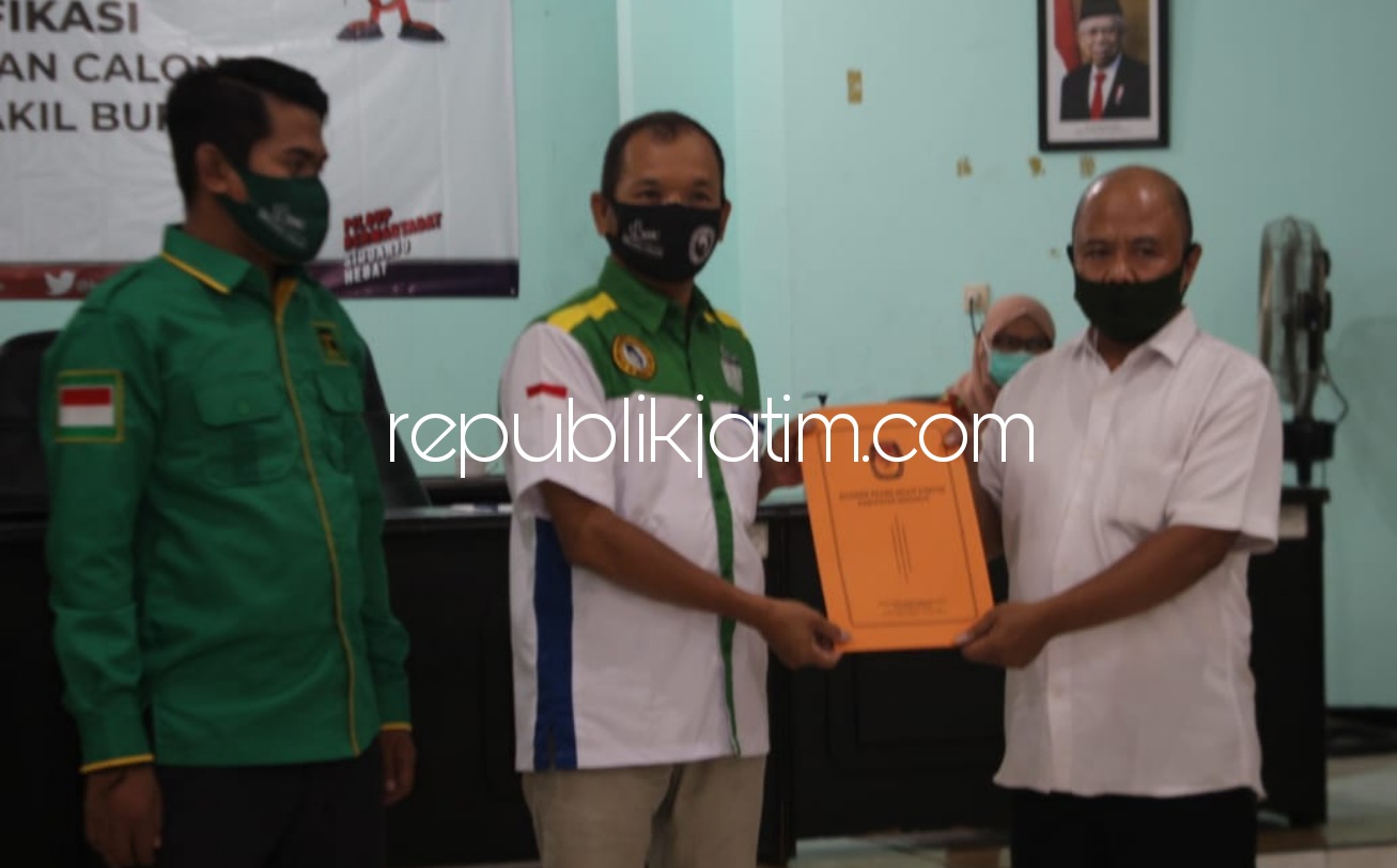 SERAHKAN - Ketua KPU Sidoarjo, M Iskak menyerahkan berita acara kekurangan berkas untuk dua Pasangan Calon (Paslon) setelah rapat pleno verifikasi berkas di KPU Sidoarjo, Senin (14/09/2020) sore.