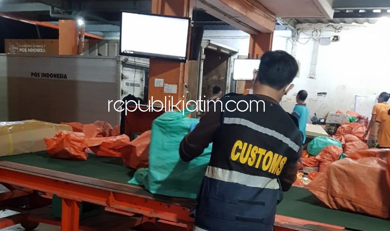 REKAP - Petugas bea cukai Juanda merakap jumlah rokok illegal yang diamankannya selama pandemi Covid-19 dengan jumlah total mencapai 124.480 batang, Senin (14/09/2020). 