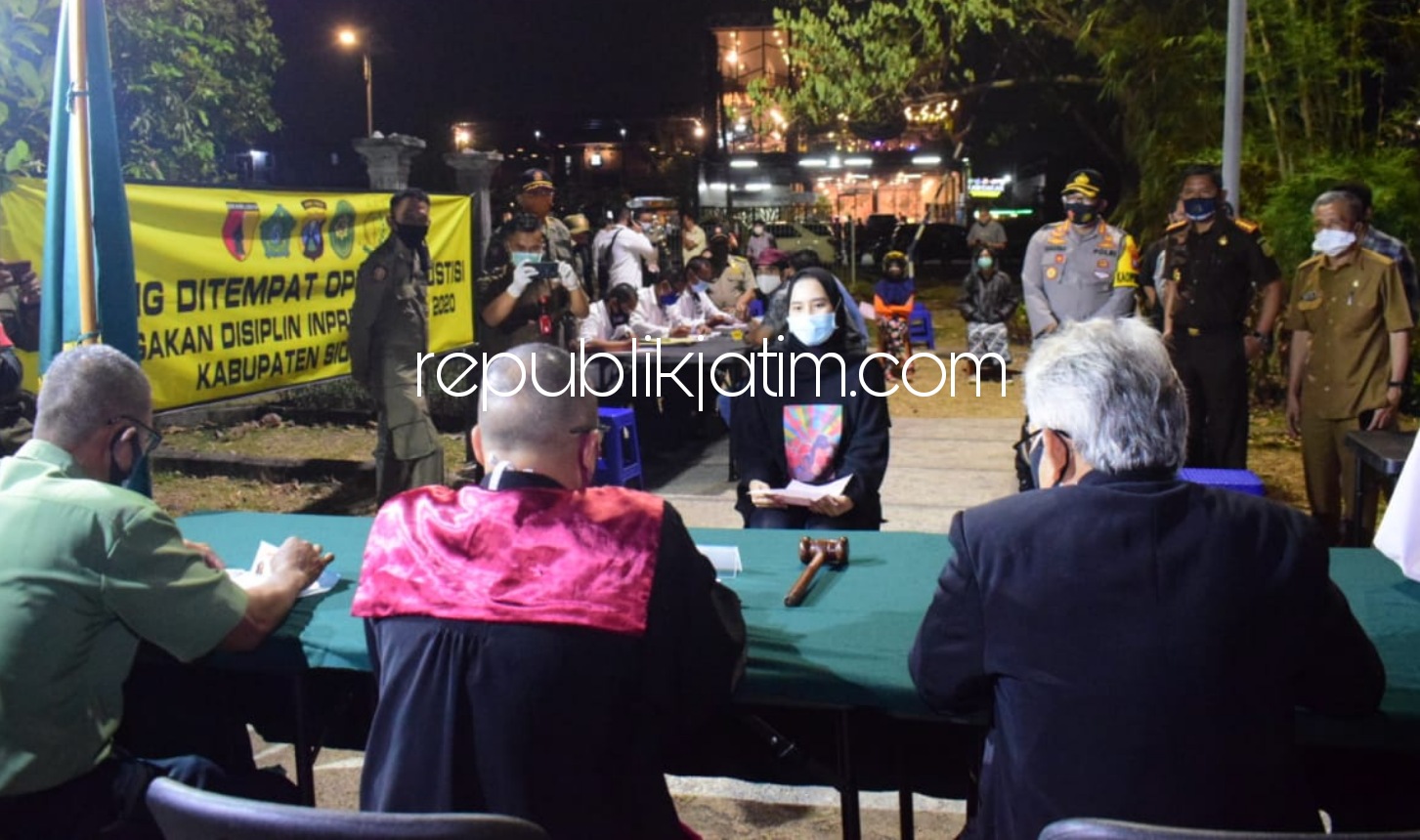 SIDANG DI TEMPAT - Kapolresta Sidoarjo Kombes Pol Sumardji, Dandim 0816 Sidoarjo Letkol Inf Mohammad Iswan Nusi dan Forkopimda Sidoarjo menyaksikan sidang di tempat hasil razia operasi yustisi dengan denda Rp 150.000 - Rp 1 juta, Senin (14/09/2020) malam.