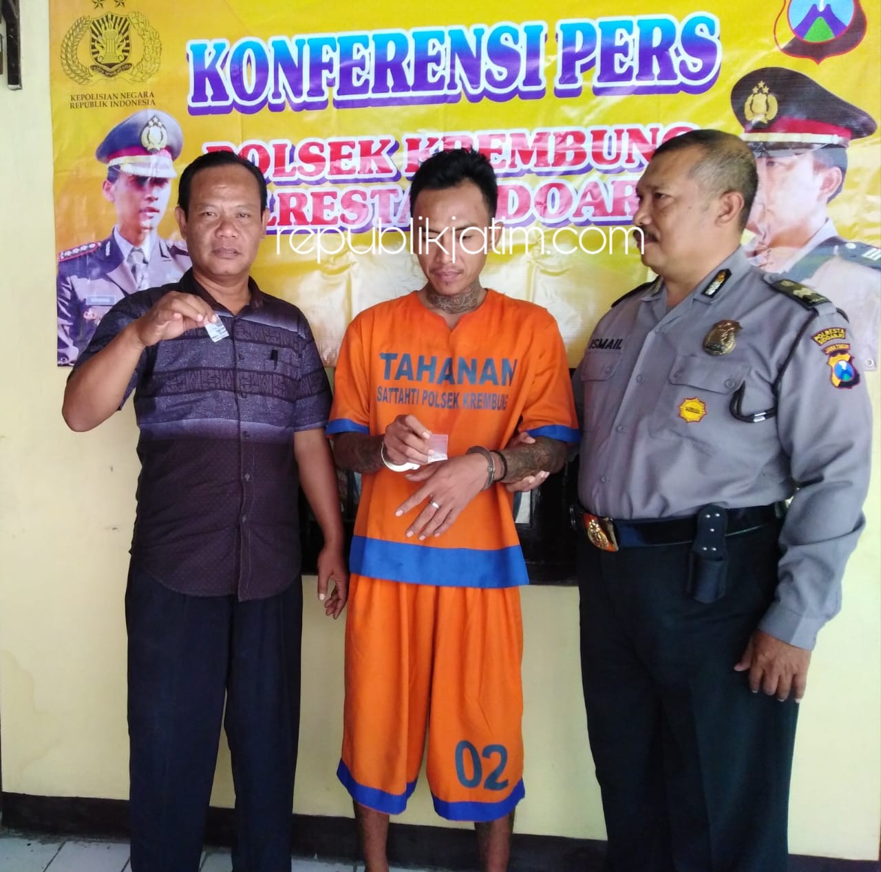 RESIDIVIS - Residivis kasus pencabulan sekaligus tersangka kepemilikan sabu-sabu, M Aris didampingi Humas Aiptu Ismail dan Kanit Reskrim Polsek Krembung, Ipda Soepatman, Jumat (14/09/2018).