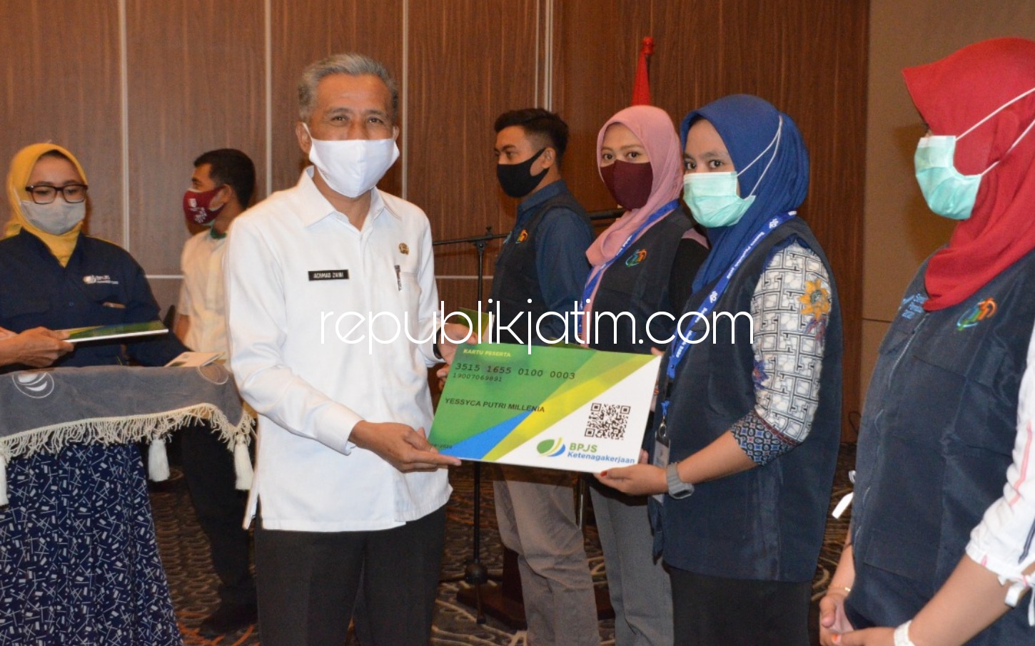 SERAHKAN - Plh Bupati Sidoarjo, Achmad Zaini didampingi Kepala BPJS Ketenagakerjaan, Kepala BPS, Asisten I dan Kepala Disnaker Pemkab Sidoarjo menyerahkan kartu kepesertaan untuk tenaga sensus Penduduk Sidoarjo di Hotel Aston, Sidoarjo, Rabu (16/09/2020).